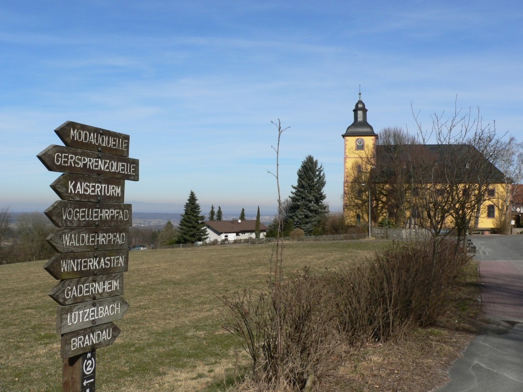 Auf der Neukircher Höhe mit der Kirche Cosmas&Damian und Hinweistafel für Wanderer Modautal-Neunkirchen-03